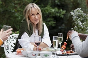 Des moments heureux avec Bellazio kitchen, femme souriante autour d'une cuisine extérieure de luxe