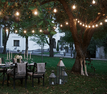 Table et guirlande lumineuse chez Bellazio kitchen